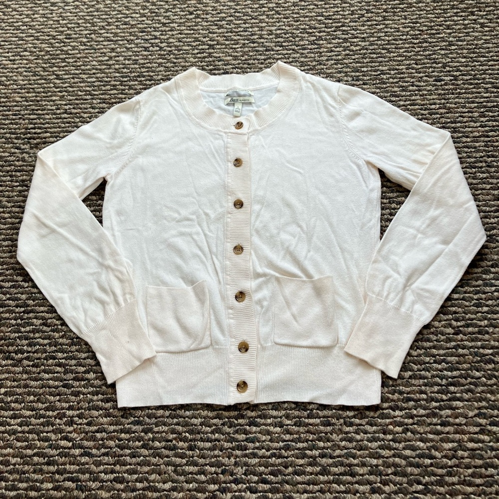 Bass Women’s light weight sweater size small color cream bee without tags